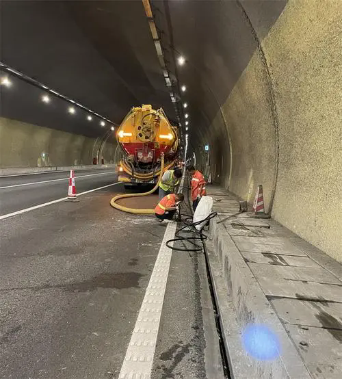 宽甸隧道排水渠清淤